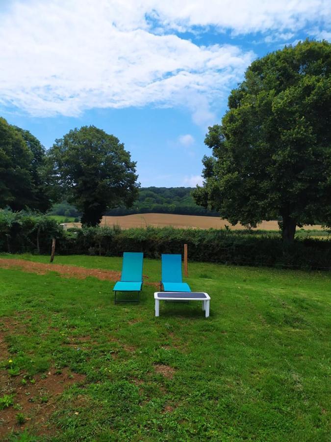 La Roulotte De Francine Pension Chazeuil Buitenkant foto
