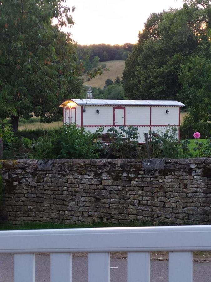 La Roulotte De Francine Pension Chazeuil Buitenkant foto